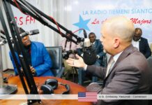 Visite de Radio Siantou : l’ambassadeur Lamora face au portrait de Rémy Ngono, critique acéré du régime